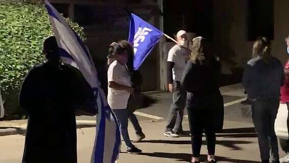 מפגיני ימין נגד משפחה שכולה שגרה ליד משפחת נתניהו, אתמול